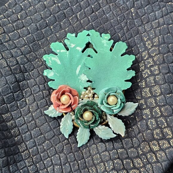 Vintage Lichen Floral Brooch With Flowers, Faux Pearls, & Enamel Leaves / Lichen - Picture 7 of 9